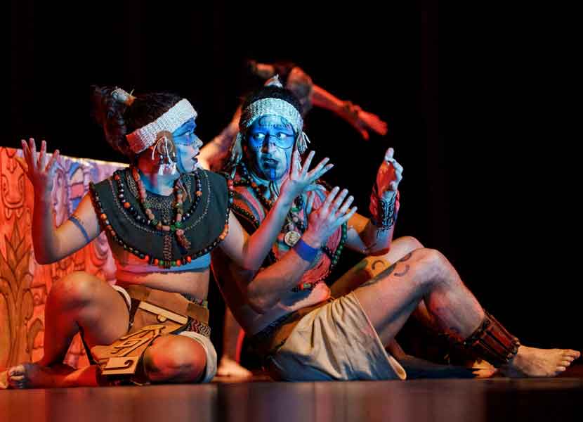 Actores interpretan a Hunahpú e Ixbalanqué en el estreno de la obra Popol Vuh. / Foto: AP