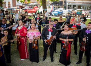 Mariachis llegan a Uvalde con canciones de esperanza