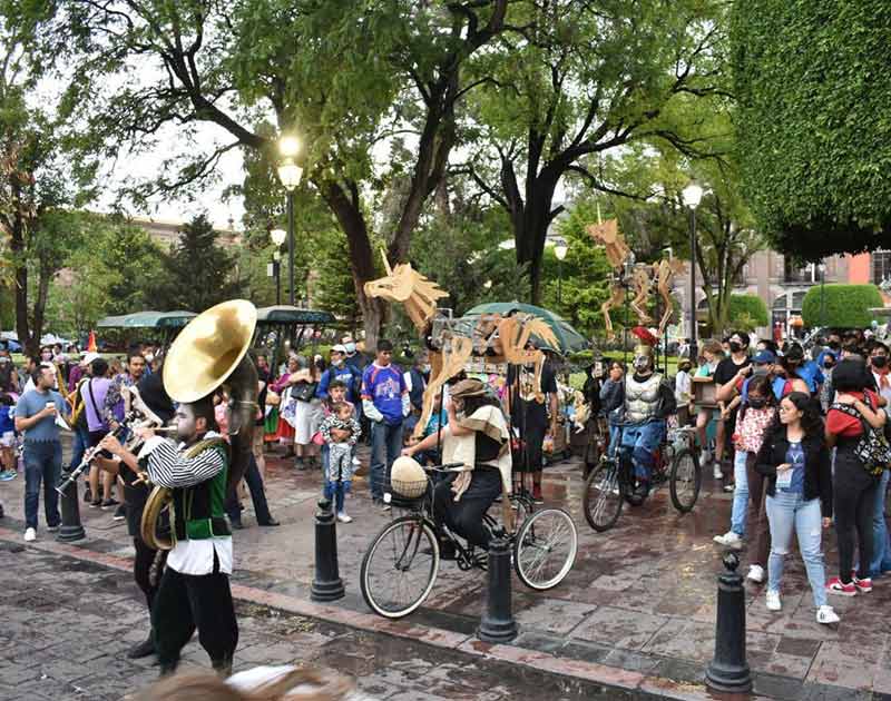 Pese al clima, continuaron las fiestas del Festival Querétaro Experimental