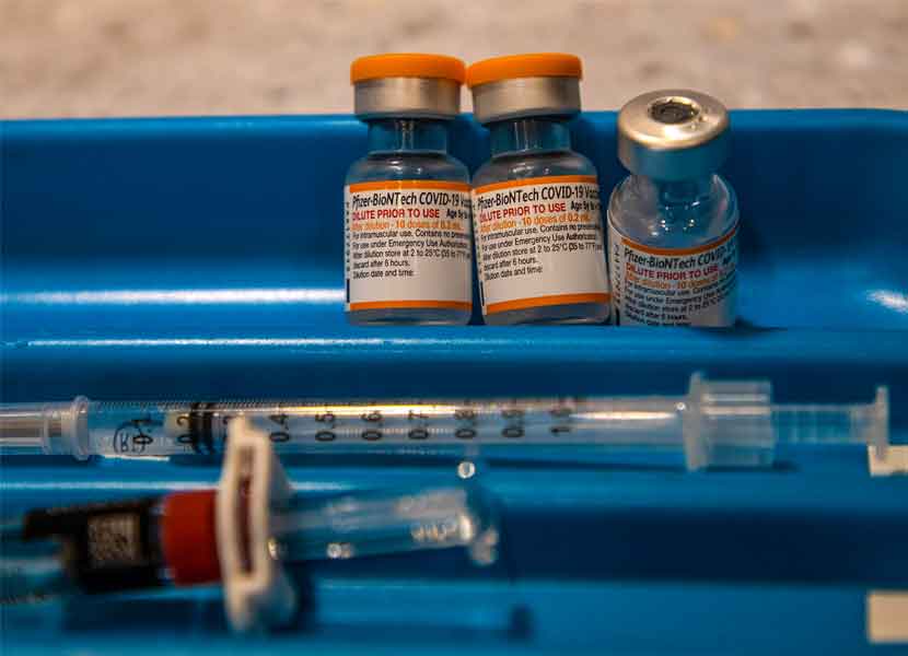 Los frascos de las vacunas contra COVID de Pfizer-BioNTech debían tener sus etiquetas actualizadas para reflejar las nuevas normas. / Foto: Saul Martinez/The New York Times