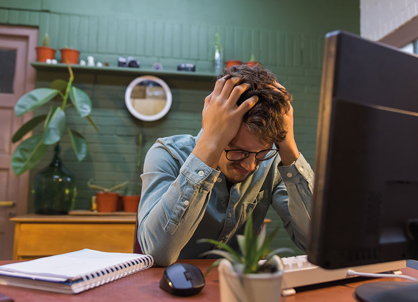 Si te has vuelto cínico o crítico en el trabajo o han cambiado tus hábitos de sueño, es posible que sufras burnout laboral. / Foto: iStock