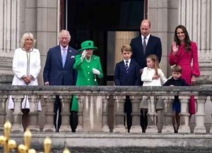 Reina Isabel II aparece en desfile por jubileo
