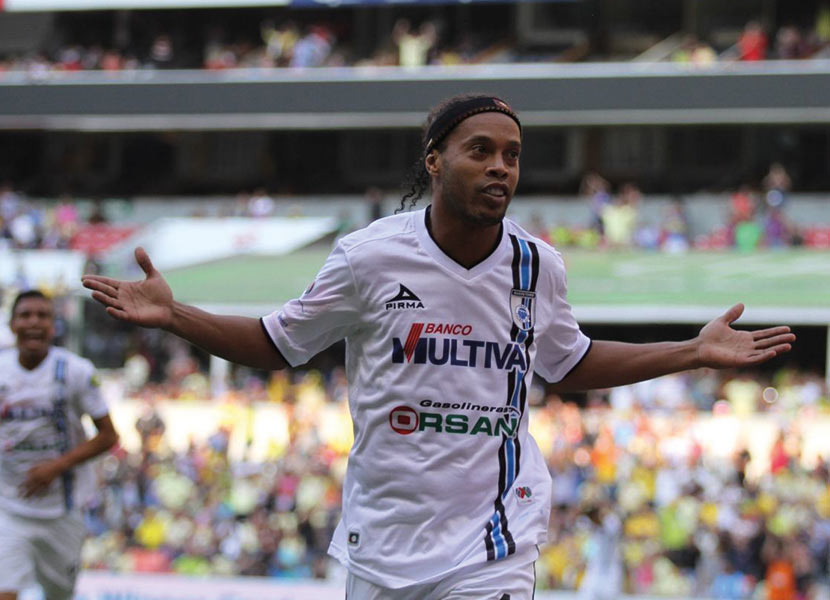 Ronaldinho Gaúcho vivió una experiencia previa con los Gallos Blancos de Querétaro. / Foto: Especial