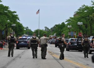 Buscan al sospechoso de tiroteo en desfile por el 4 de julio en Illinois