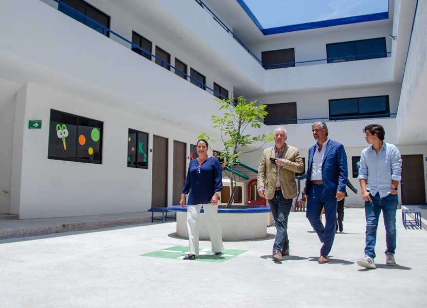 Enrique Vega encabeza inauguración del Colegio Oakland. Foto: Especial