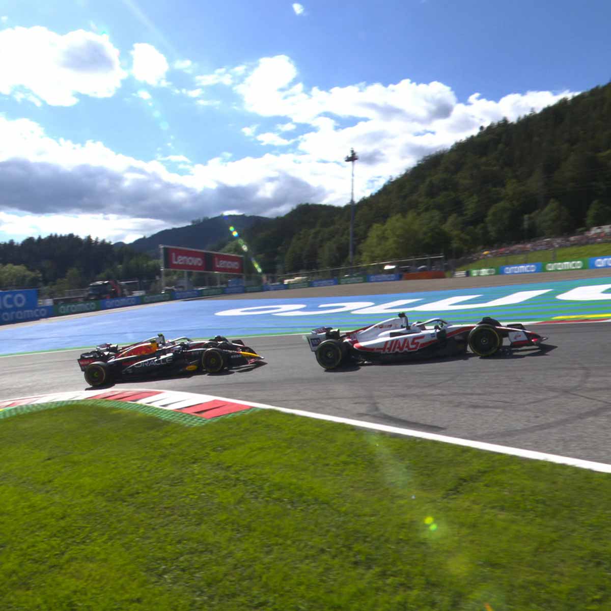 Ambos Ferraris también fueron con todo a la caza de Verstappen, / Foto: Twitter F1