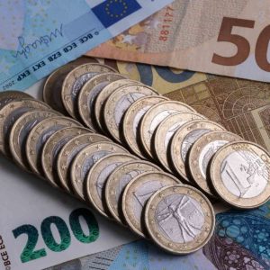 Euro cae a su menor precio en 20 años