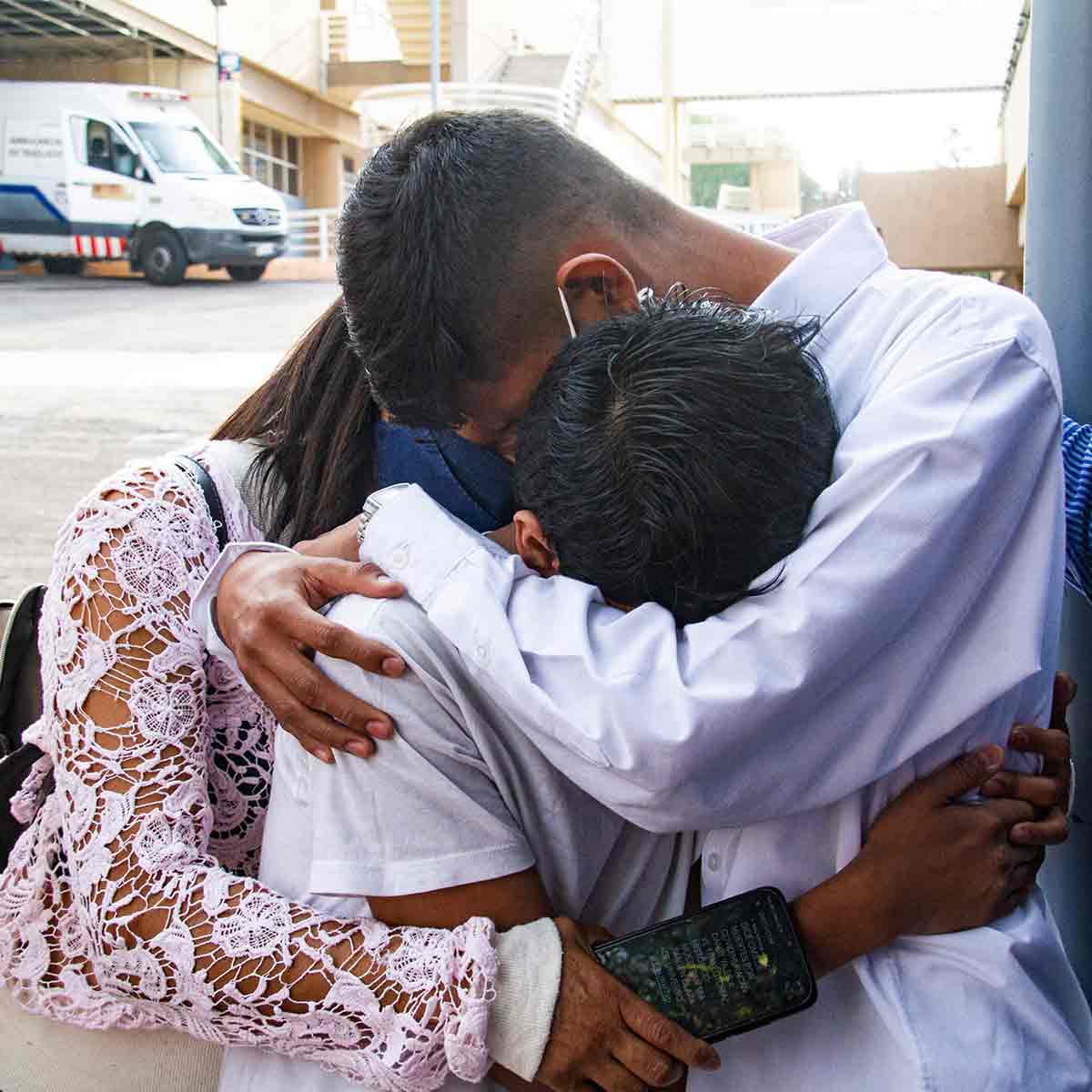 La familia de Isaac permanece unida después de que recibiera el alta del hospital. / Foto: Victor Xochipa