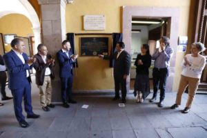 Luis Nava devela placa por el 25 aniversario de la Inscripción de Querétaro en la Zona de Monumentos Históricos de la UNESCO