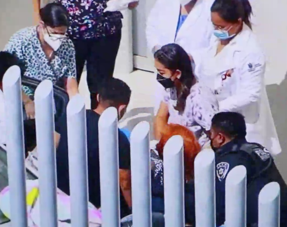 Policías de Querétaro ayudan a mujer en labor de parto. Foto: Captura de Pantalla