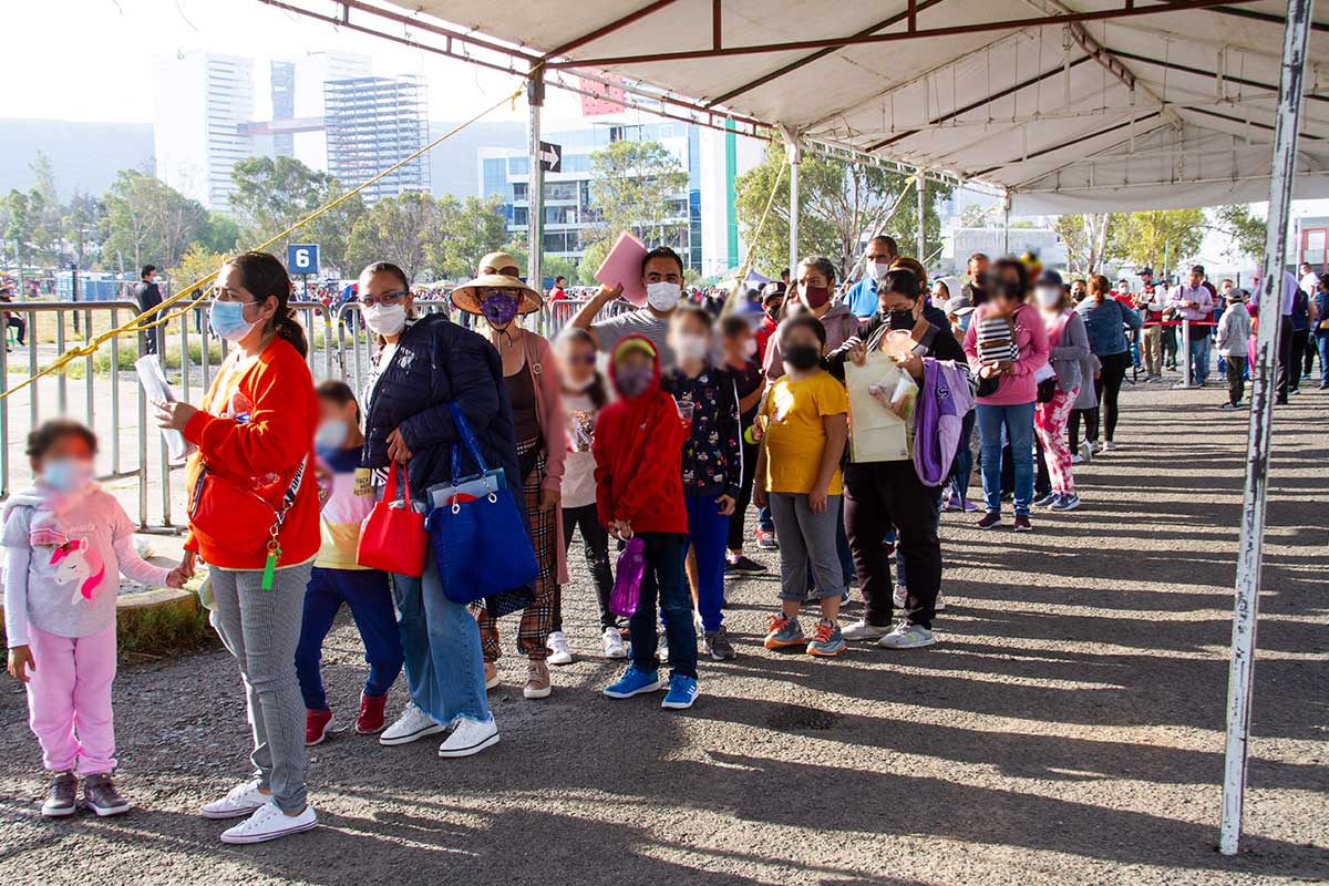Largas filas desde temprano para recibir la vacuna COVID. /Foto: Víctor Xochipa 