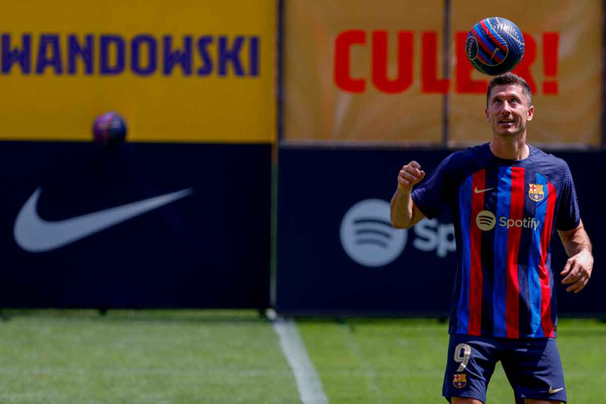 El delantero polaco Robert Lewandowski domina el balón durante su presentación oficial después de firmar con el club Barcelona. / Foto: AP
