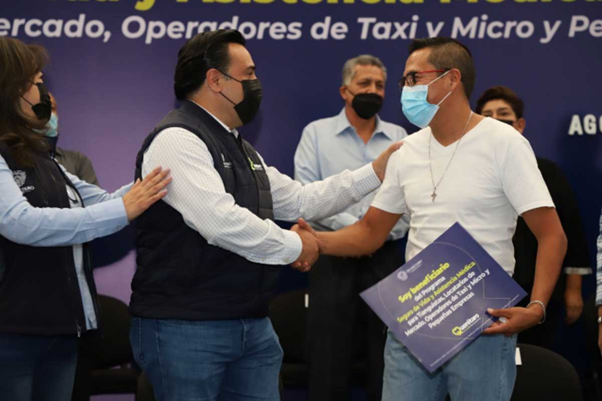 Luis Nava, Presidente Municipal de Querétaro,  encabezó la entrega de mil 568 certificados del programa Seguro de Vida y Asistencia Médica. / Especial