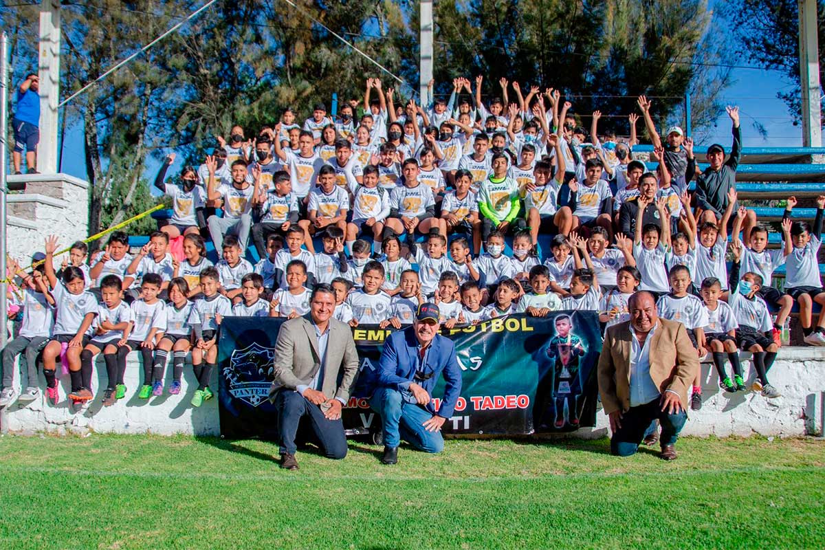 Entregan uniformes deportivos a 850 niños y jóvenes de El Marqués
