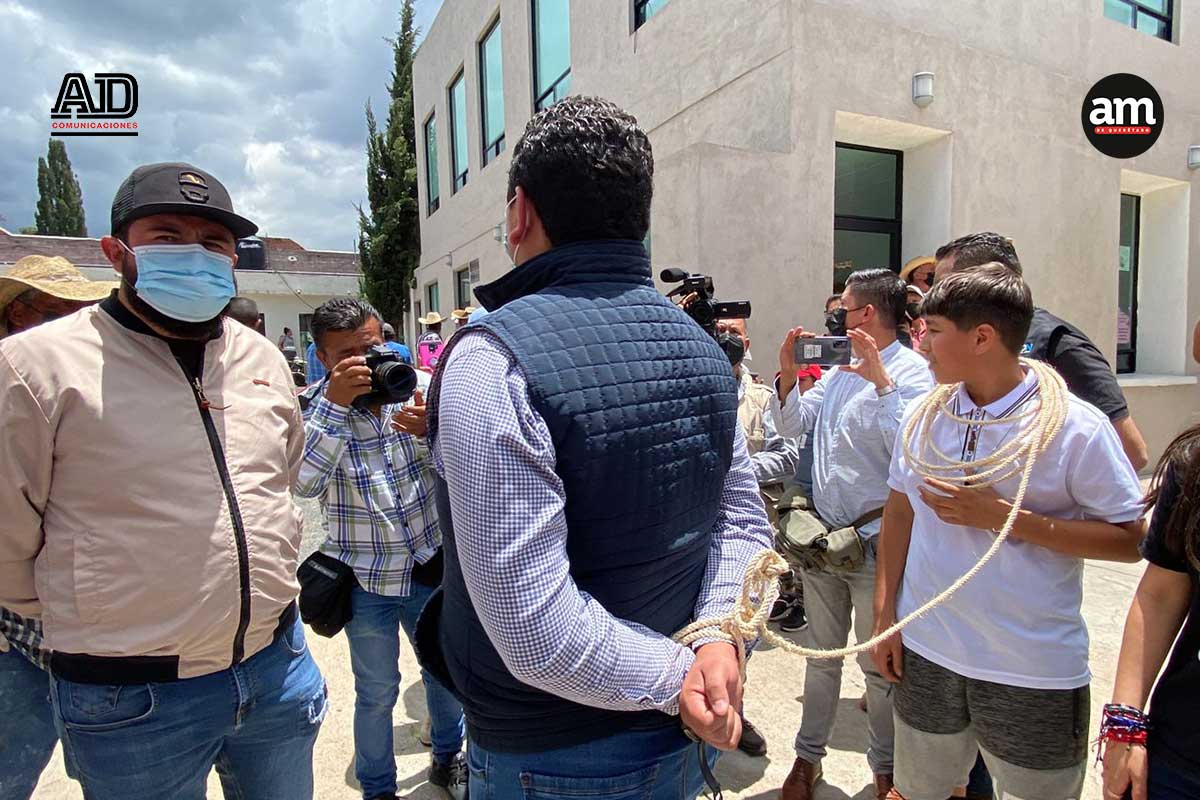 Un grupo de personas amarró al secretario de Gobierno del municipio de Huimilpan, Juan Alberto Nava Cruz. /Foto: Estrella Álvarez 