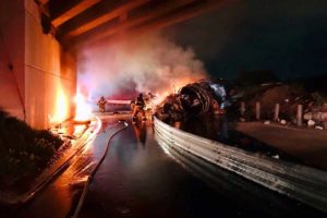 Incendio de pipa deja un muerto en la México-Querétaro