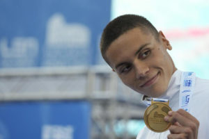 Nadador rumano de 17 años rompe recórd mundial en los 100 metros libres