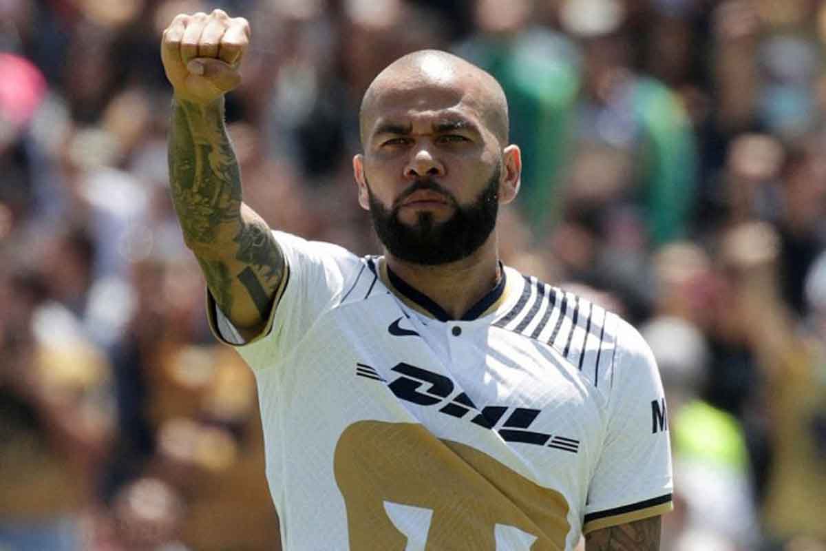 El jugador brasileño Dani Alves defiende la playera de los Pumas de la UNAM. / Foto: Especial