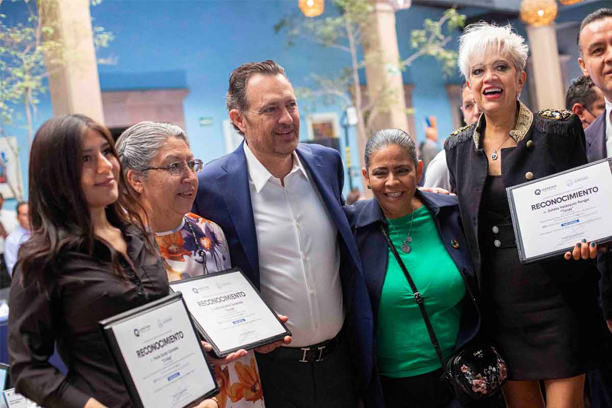 El gobernador Mauricio Kuri, reconoció a participantes de la XIV edición del Premio Nacional de Contraloría Social 2022 en la fase estatal. / Foto: Especial