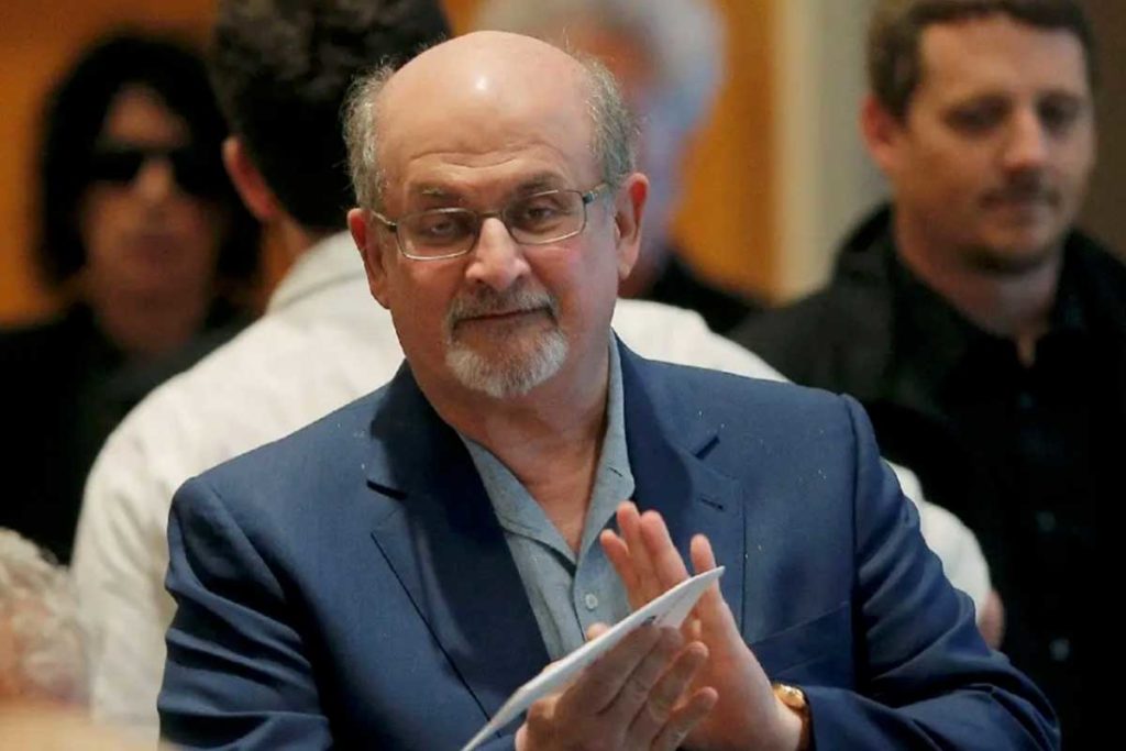Atacan al escritor Salman Rushdie durante una conferencia