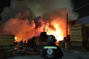 Sofocan incendio en establecimiento comercial en Querétaro