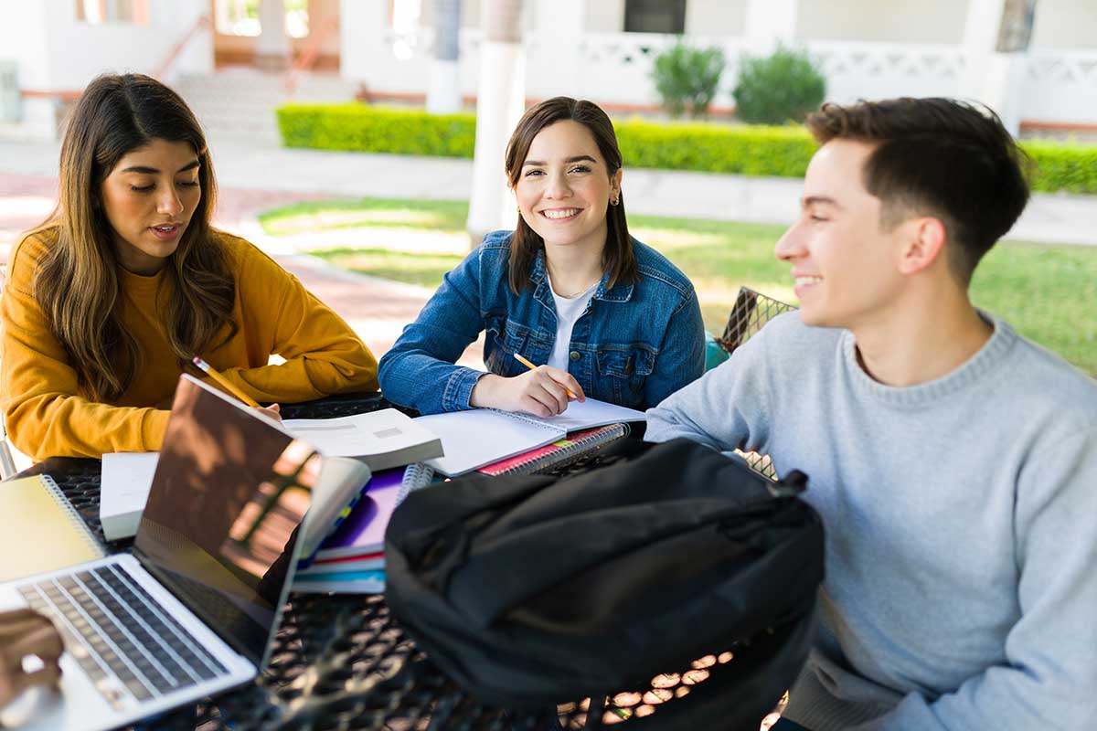 Los alumnos de la Universidad Atenas siguen un sistema de educación dual enfocado en prácticas al 70 por ciento con 30 por ciento de teoría.
