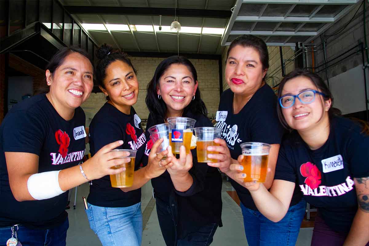 El Colectivo prepara una nueva receta que será presentada en el segundo encuentro de Mujeres Cerveceras Latinoamericanas, en octubre en el World Trade Center de CDMX. / Foto: Víctor Xochipa