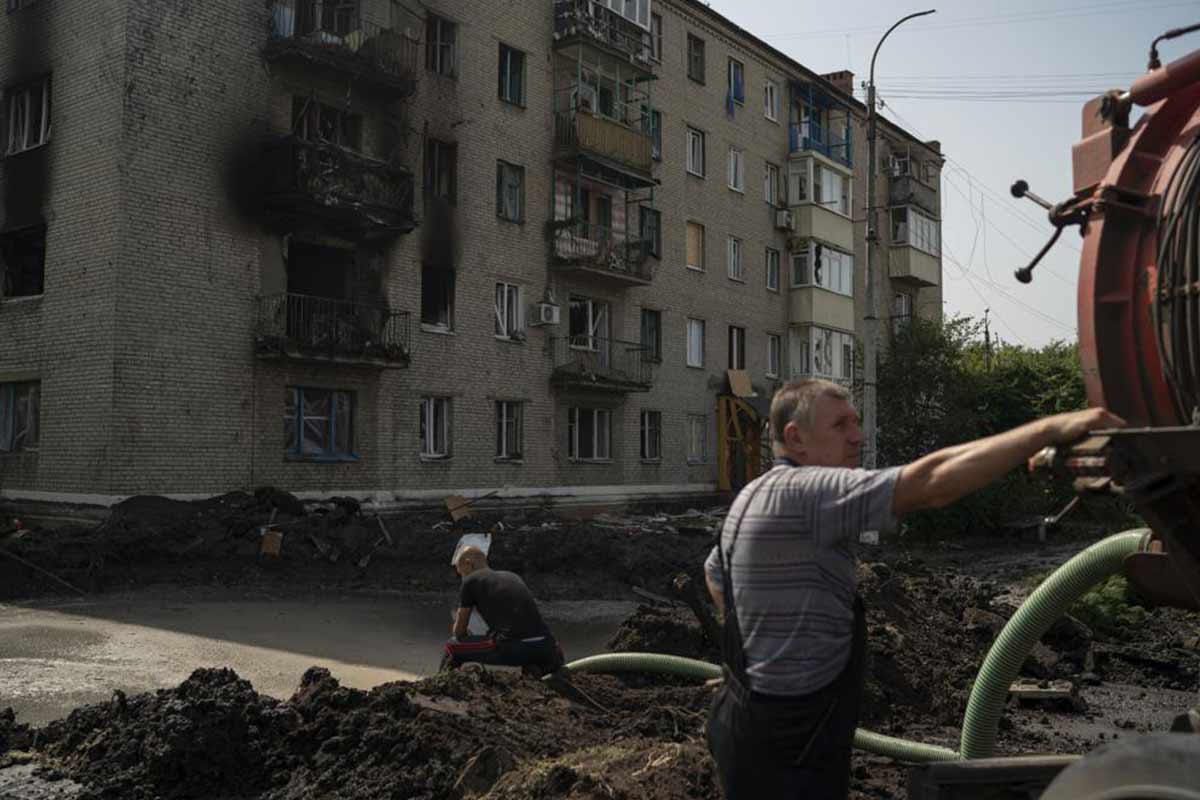 Los ataques con cohetes dañaron alrededor de una docena de residencias en Marhanets. / Foto: AP