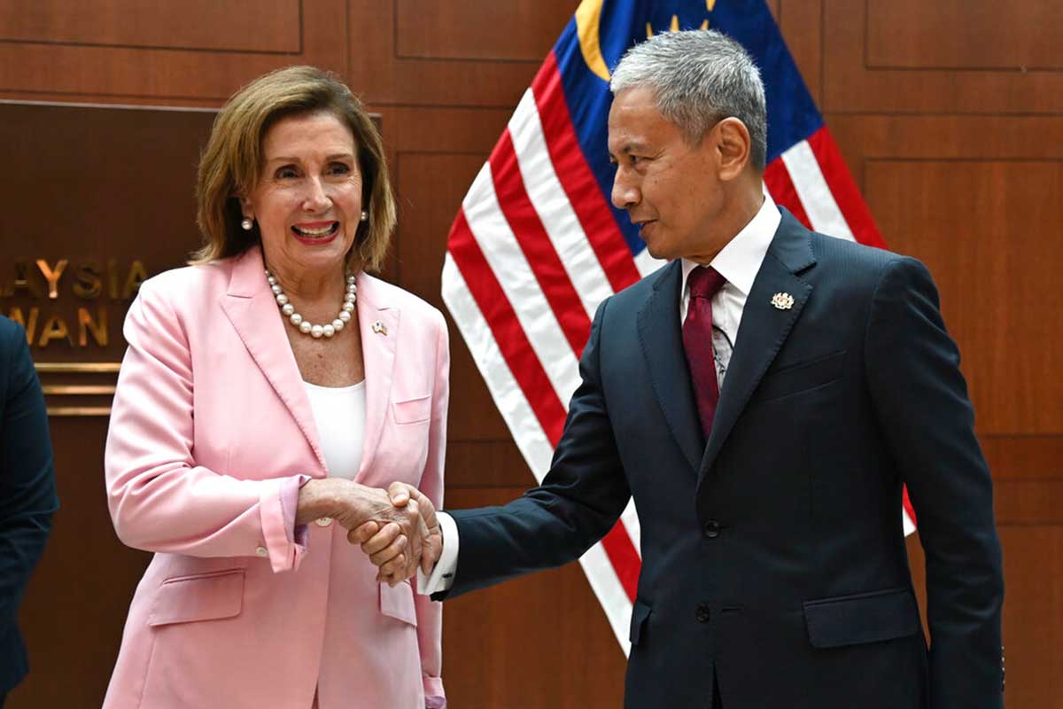 Nancy Pelosi, saluda a su homólogo malayo, Azhar Azizan Harun, en el Parlamento, en Kuala Lumpur. /AP