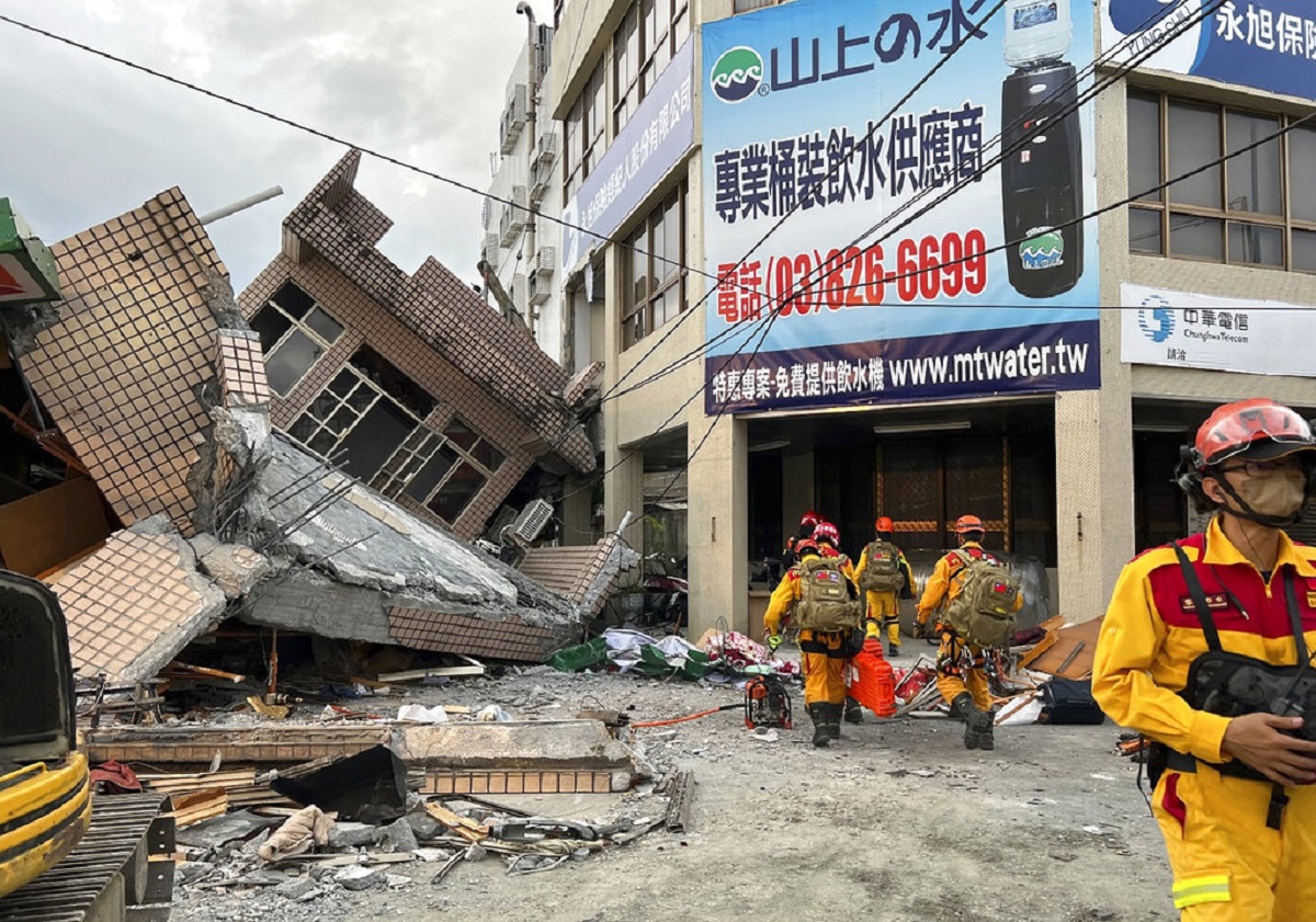 En esta imagen proporcionada por el departamento de bomberos del condado Hualien muestra a bomberos que buscan a personas atrapadas en el edificio residencial tras un sismo en la localidad de Yuli, en el condado de Hualien, en el este de Taiwán, el domingo 18 de septiembre de 2022. (Departamento de Bomberos del Condado Hualien via AP)
