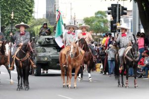 Algarabía en las calles de Querétaro por Desfile Cívico Militar