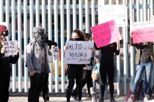 Alumnos de la UAQ toman instalaciones en protesta por acoso