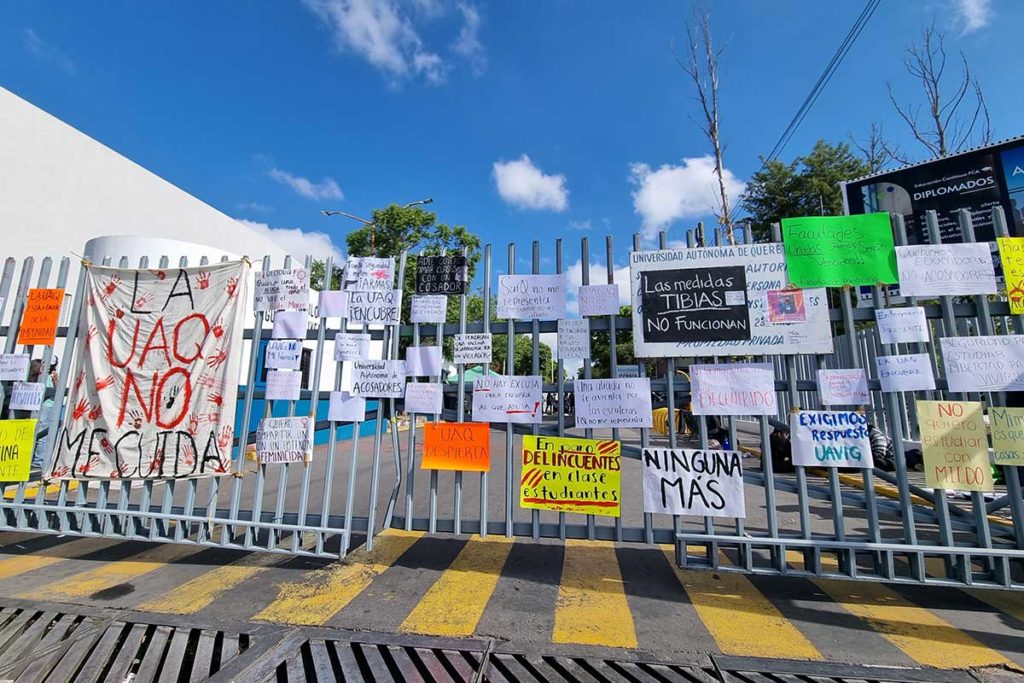 Alumnos de la UAQ toman instalaciones en protesta por acoso