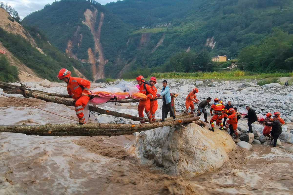 Rescatistas trasladan a sobrevivientes al otro lado de un río luego de un sismo en la localidad de Moxi / AP 