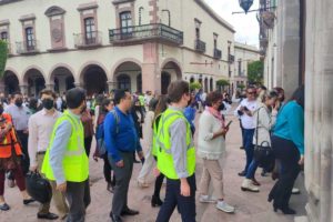 Evacuan oficinas en Querétaro tras sismo de 7.4 registrado hoy
