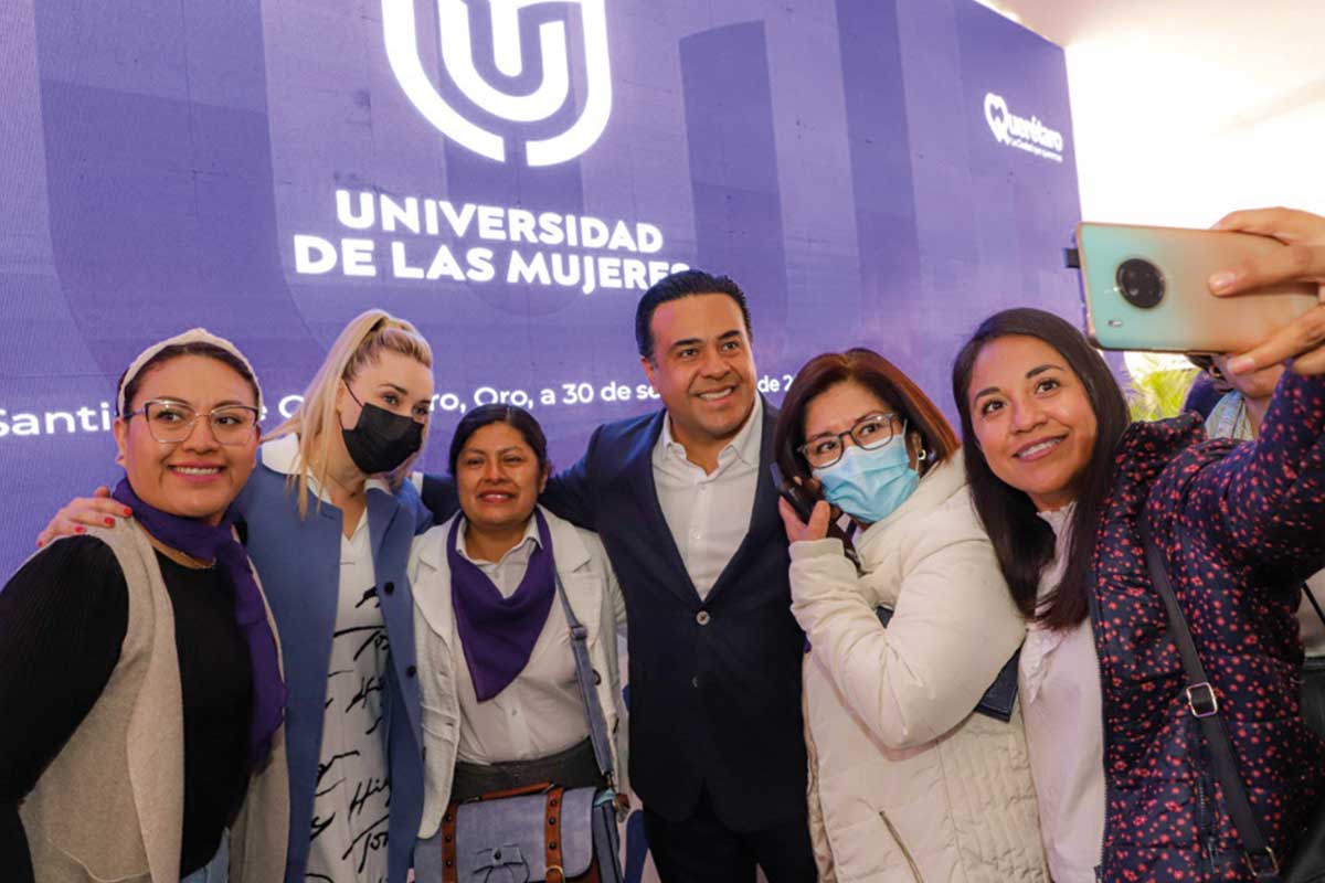 Luis Nava da bienvenida a las mujeres que ingresan al nuevo ciclo escolar de la Universidad de las Mujeres./ Foto: Especial