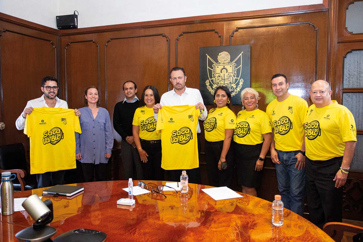 Mauricio Kuri recibe a la asociación civil Saca la Bici./ Foto: Especial