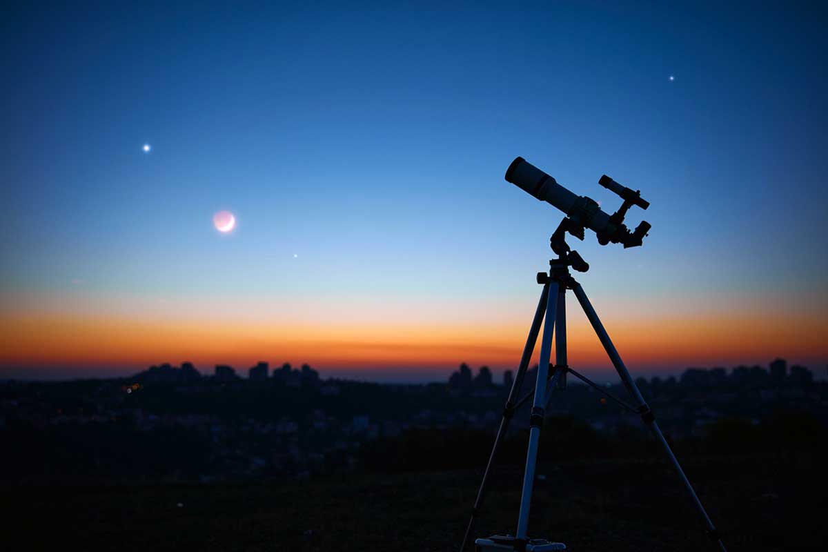 Usar binoculares o un telescopio pequeño permitirá ver las cuatro lunas de Júpiter. / iStock