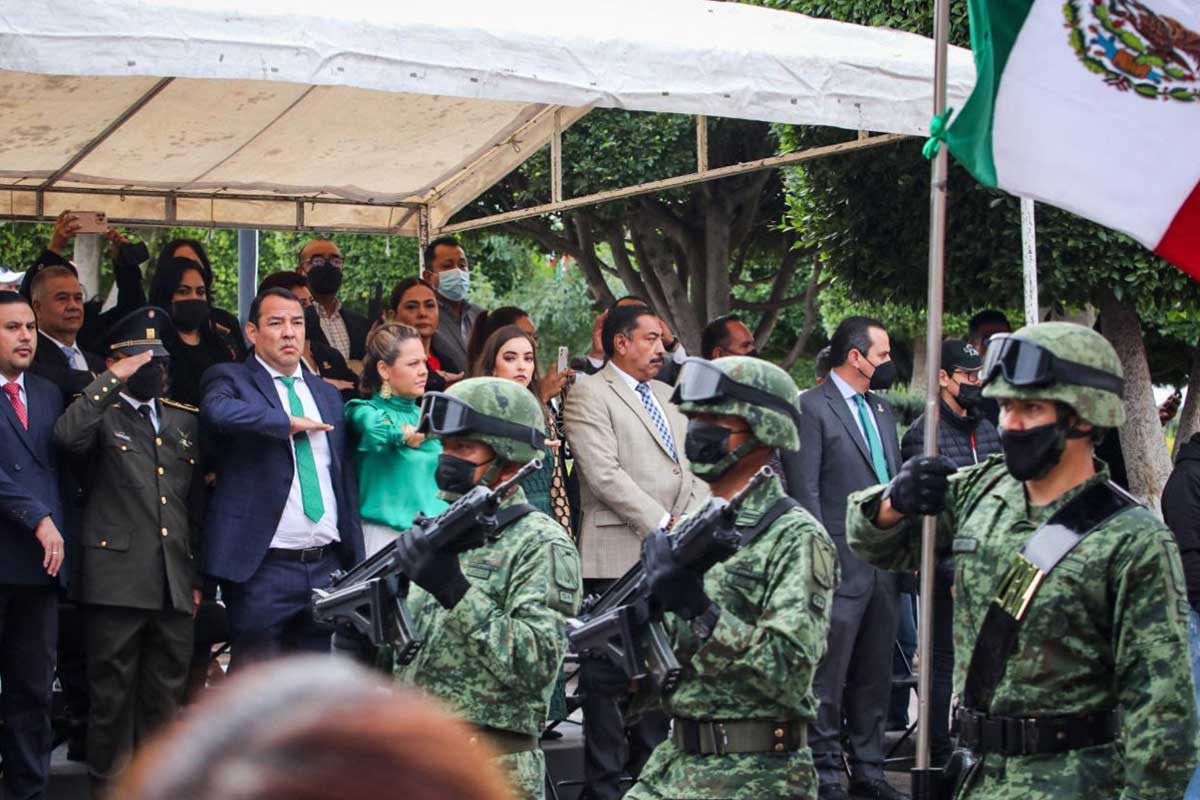 Roberto Cabrera encabezó la ceremonia de izamiento de Bandera y presenció el Desfile conmemorativo. / Especial