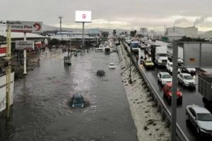 Se inunda la avenida 5 de Febrero en Querétaro