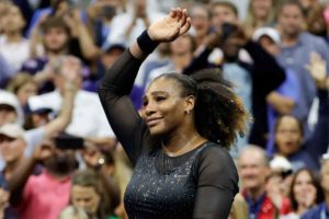 La menor de las hermanas Williams no pudo continuar con el sueño y se despidió en la tercera ronda del Abierto de Estados Unidos al caer ante la australiana Ajla Tomljanović en tres sets por parciales de 5-7, 7-6 y 6-1, en poco más de tres horas, partido que marcó su adiós del tenis profesional. Tras su eliminación del último torneo ‘grande’ de la temporada, Serena Williams ofreció un emotivo discurso en el que agradeció a su familia, principalmente, a su hermana Venus y en el que descartó replantearse su retirada del tenis. Al preguntarle si reconsideraría su decisión, Williams declaró: “no lo creo, pero nunca se sabe". “Muchas gracias fueron increíbles hoy, gracias, papá sé que estás viendo, gracias, mamá, gracias a todos los que están aquí. No sería Serena si no existiera Venus. Gracias por estar aquí por décadas todo empezó con mis padres”, declaró. “Me aguarda un futuro tan brillante”. Y, entre lágrimas, se despidió de la cancha Arhtur Ashe, en Nueva York ante 30 mil aficionados que le aplaudieron de pie para dar fin a una era en la historia del deporte blanco. La trayectoria de Serena Williams inició en Memphis, en 1998, donde, junto a su hermana Venus, levantaron el título en dobles y se abrieron paso entre las mejores tenistas del mundo. Williams inició su carrera profesional en 1995 a los 14 años, lideró la cima del tenis por 319 semanas, se retira con 858 triunfos en el ‘tour’ de la Asociación de Tenis Femenino (WTA, por sus siglas en inglés) con 98 títulos en su palmarés, 73 de ellos en la modalidad de ‘singles’ y cuatro medallas de oro en Juegos Olímpicos. Ninguna mujer afroestadounidense había ganado un título de Grand Slam desde Althea Gibson en los años 50 hasta que llegó Williams y ganó su primer US Open en 1999, cuando tenía 17 años. En las más de dos décadas trascurridas desde entonces, Williams y Venus, ganadora de siete Grand Slam, tienen el mérito de haber inspirado a Coco Gauff, Naomi Osaka y quién sabe cuántas más a jugar al tenis, y a muchas más a cambiar sus opiniones sobre lo que se puede o no se puede lograr. Será recordada como una tenista entregada, a veces polémica, pero siempre, dedicada a mejorar su nivel hasta convertirse en la mejor de la historia en la era abierta al conseguir 23 títulos de Grand Slam, solo por debajo de la australiana Margaret Court con 24.