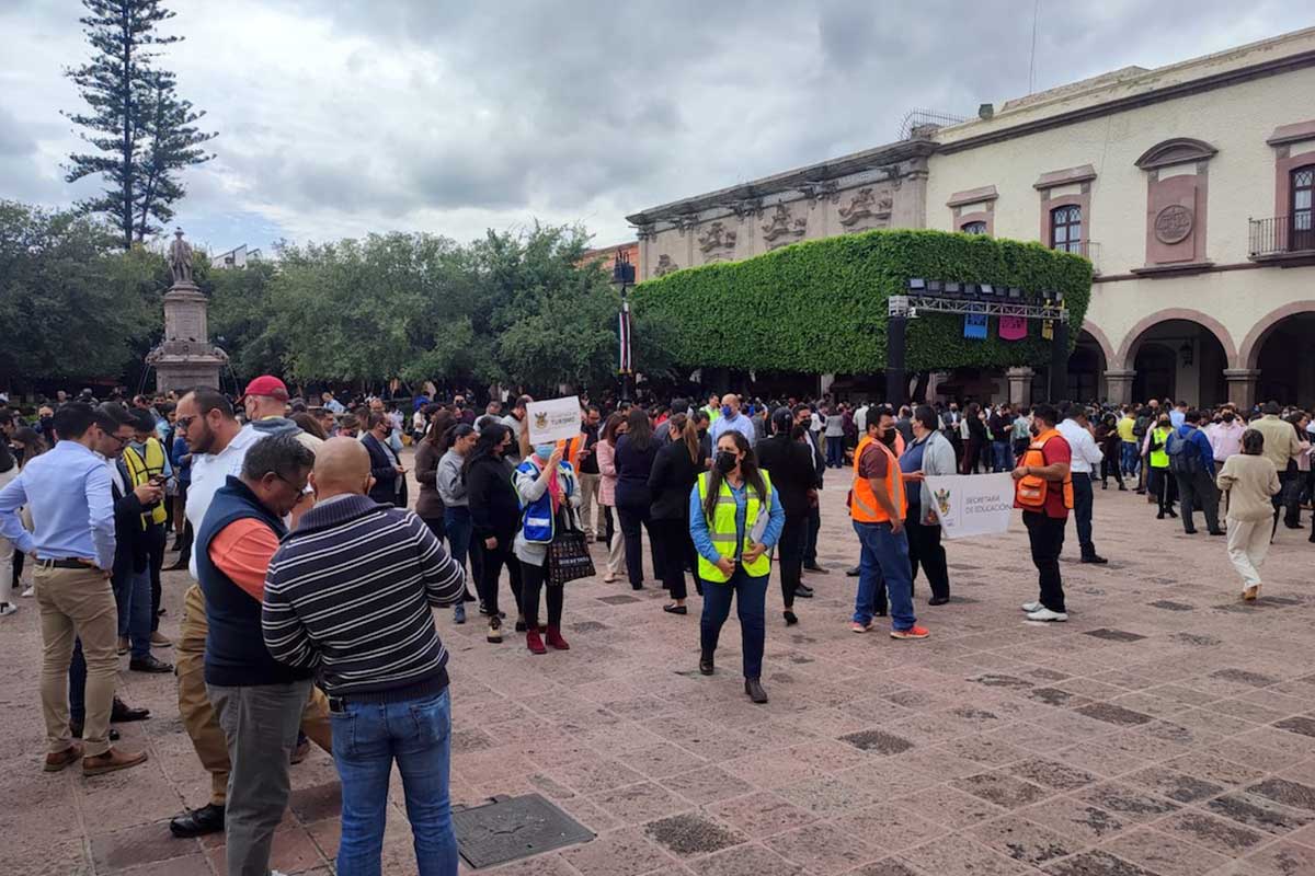 Evacuan oficinas de gobierno en Querétaro luego del sismo.