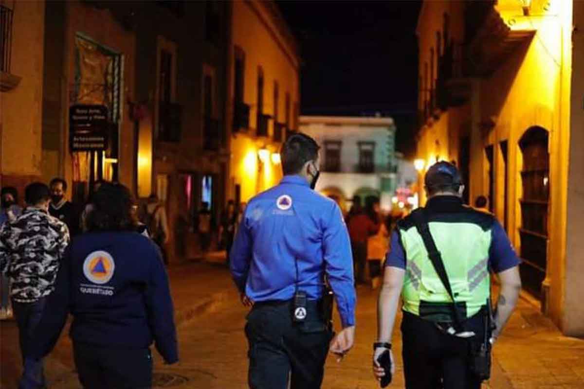 Elementos de Protección Civil de Querétaro revisaron los inmuebles. / Foto: Especial