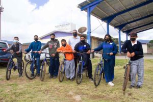 Usan bicicletas para reducir el abandono escolar