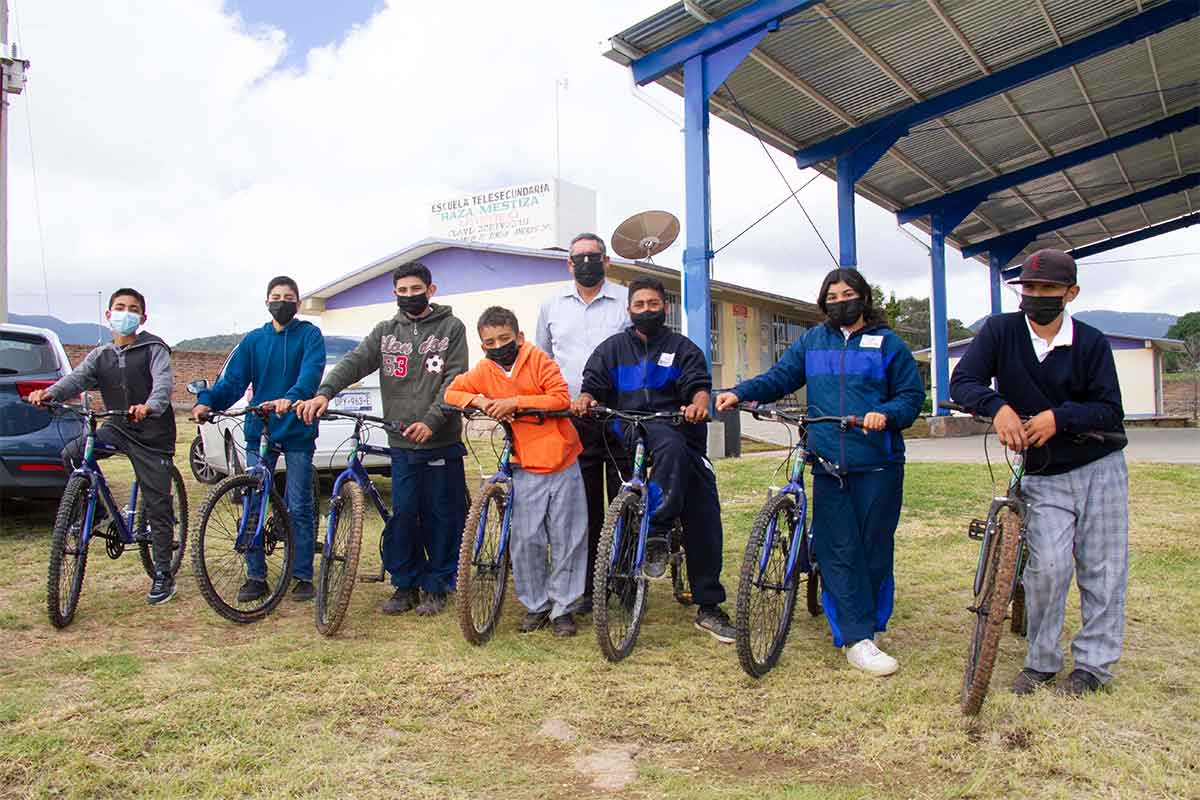 Buscan reducir la deserción escolar a través del uso de la bicicleta como medio de transporte. / Foto: Víctor Xochipa