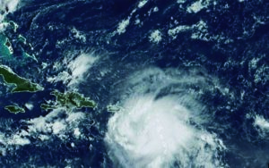 Emiten aviso de huracán para Puerto Rico, 'Fiona' deja un muerto