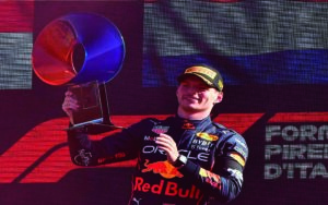 Max Verstappen gana la casa de Ferrari; 'Checo' queda sexto