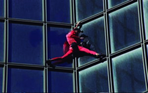 Spiderman francés sube rascacielos de París a sus 60 años