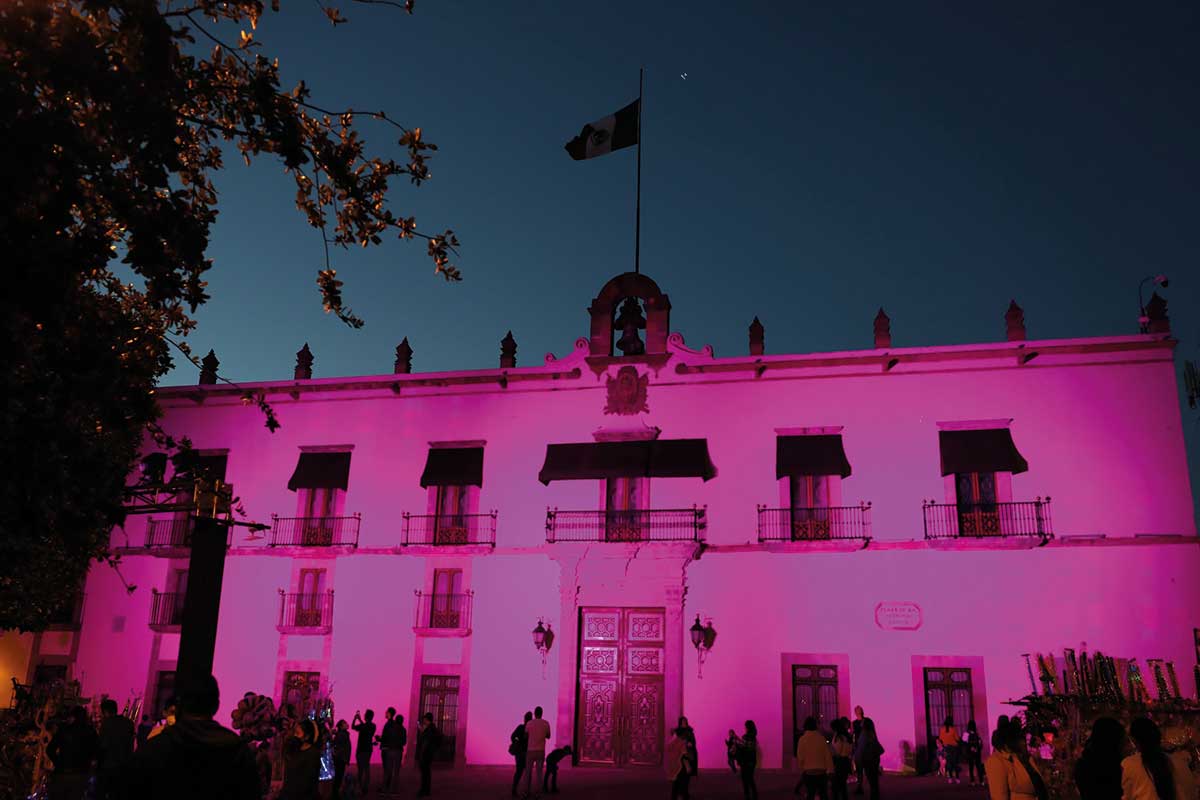 Palacio se iluminó de Rosa por el cáncer de mama./ Foto: Especial