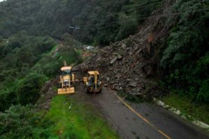Continúan trabajos por derrumbe en la carretera San Juan del Río - Xilitla